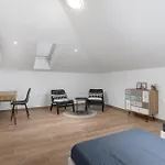 4 Bedroom Lovely In 아파트