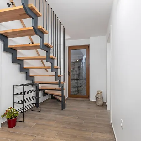 4 Bedroom Lovely In Διαμέρισμα