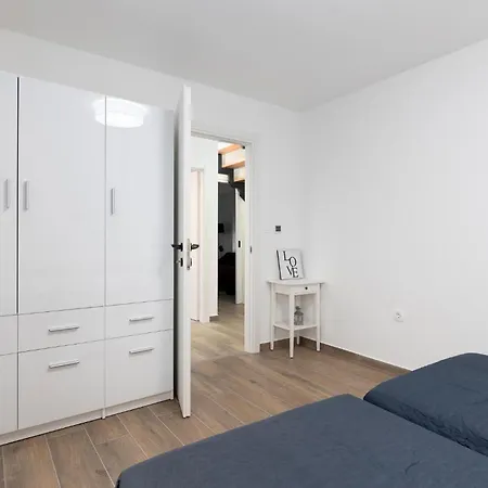 4 Bedroom Lovely In Cernik (Primorje-Gorski Kotar)