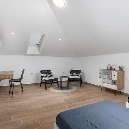 4 Bedroom Lovely In Διαμέρισμα