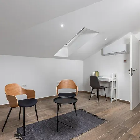 Διαμέρισμα 4 Bedroom Lovely In