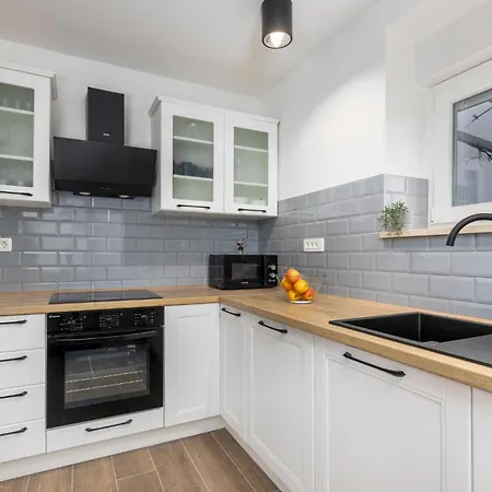 4 Bedroom Lovely In Διαμέρισμα *